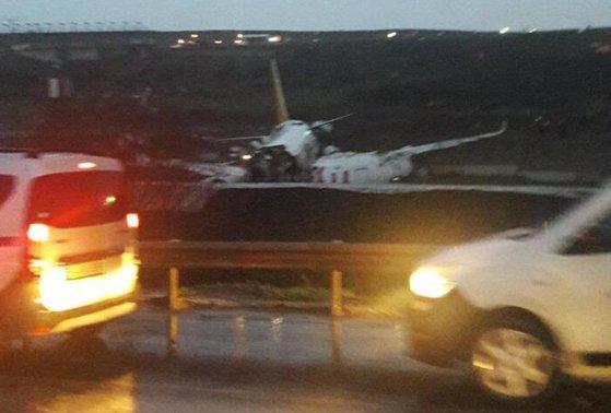 Momentul &icirc;n care un avion cu 177 de pasageri s-a rupt &icirc;n bucăți pe pista aeroportului, la aterizare. Peste o sută de oameni au fost spitalizați