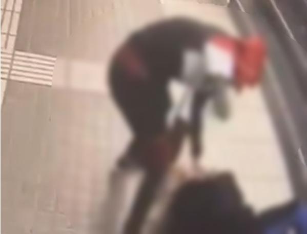 Incident șocant la metrou! Scena a fost surprinsă de o cameră de supraveghere! Atenție, imagini greu de privit! VIDEO