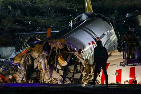 Trei morți și 179 de răniți, după ce un avion s-a rupt în trei, după ce a ieșit de pe pistă la aterizarea pe aeroportul din Istanbul