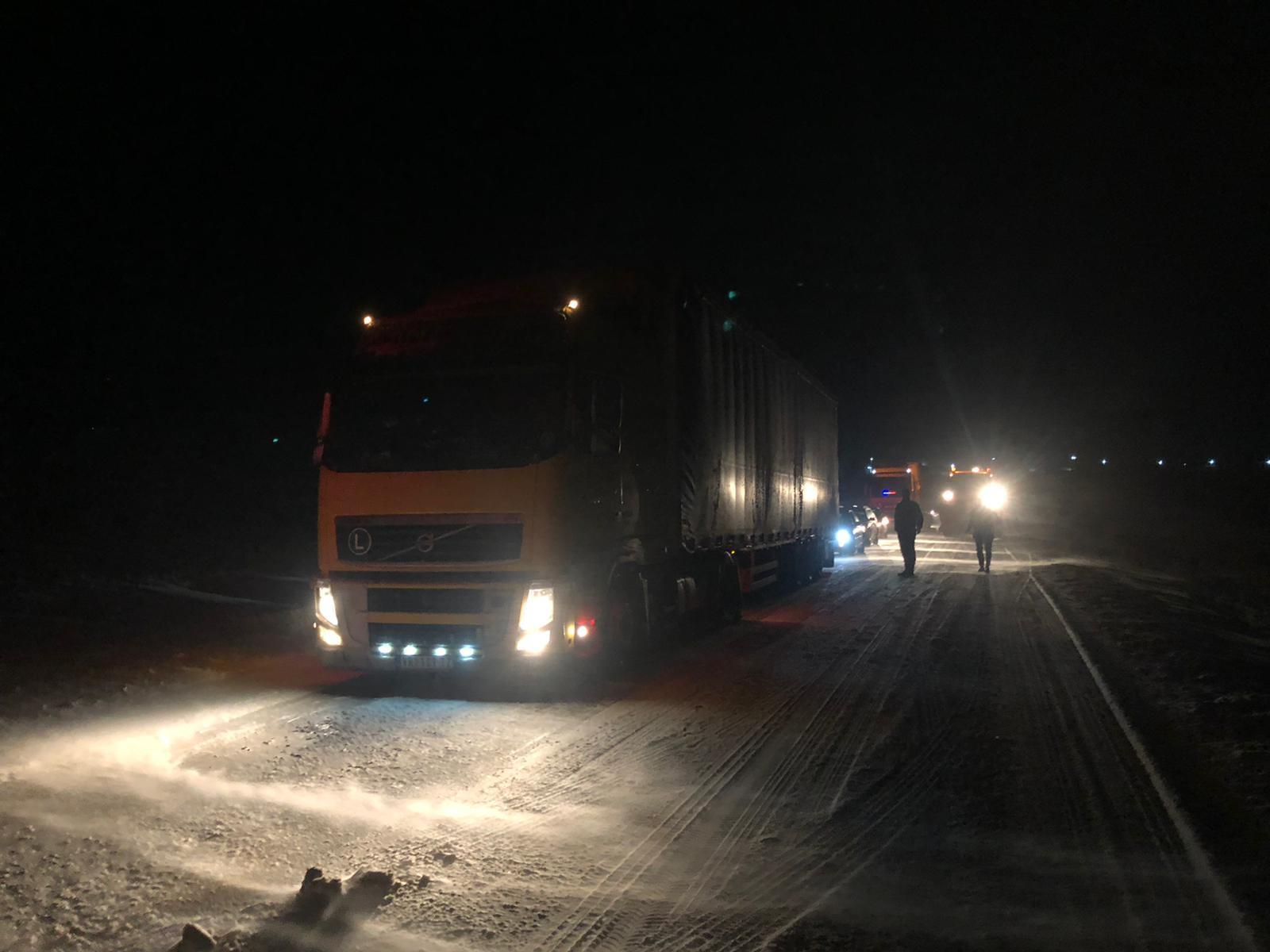 Brăila - Zeci de mii de locuinţe fără curent electric, zeci de persoane blocate &icirc;n maşini din cauza zăpezii