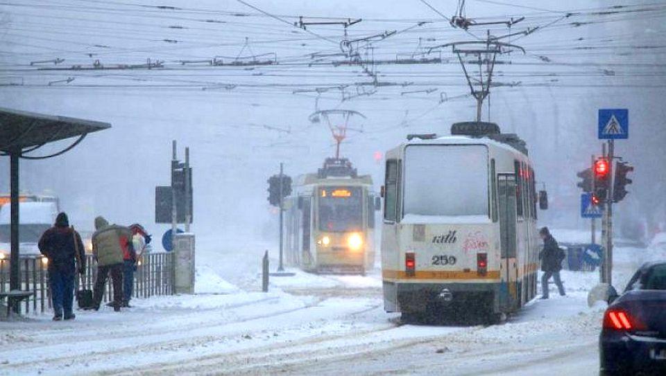 Tramvaie blocate &icirc;n Capitală din cauza zăpezii. Unde sunt cele mai mari probleme