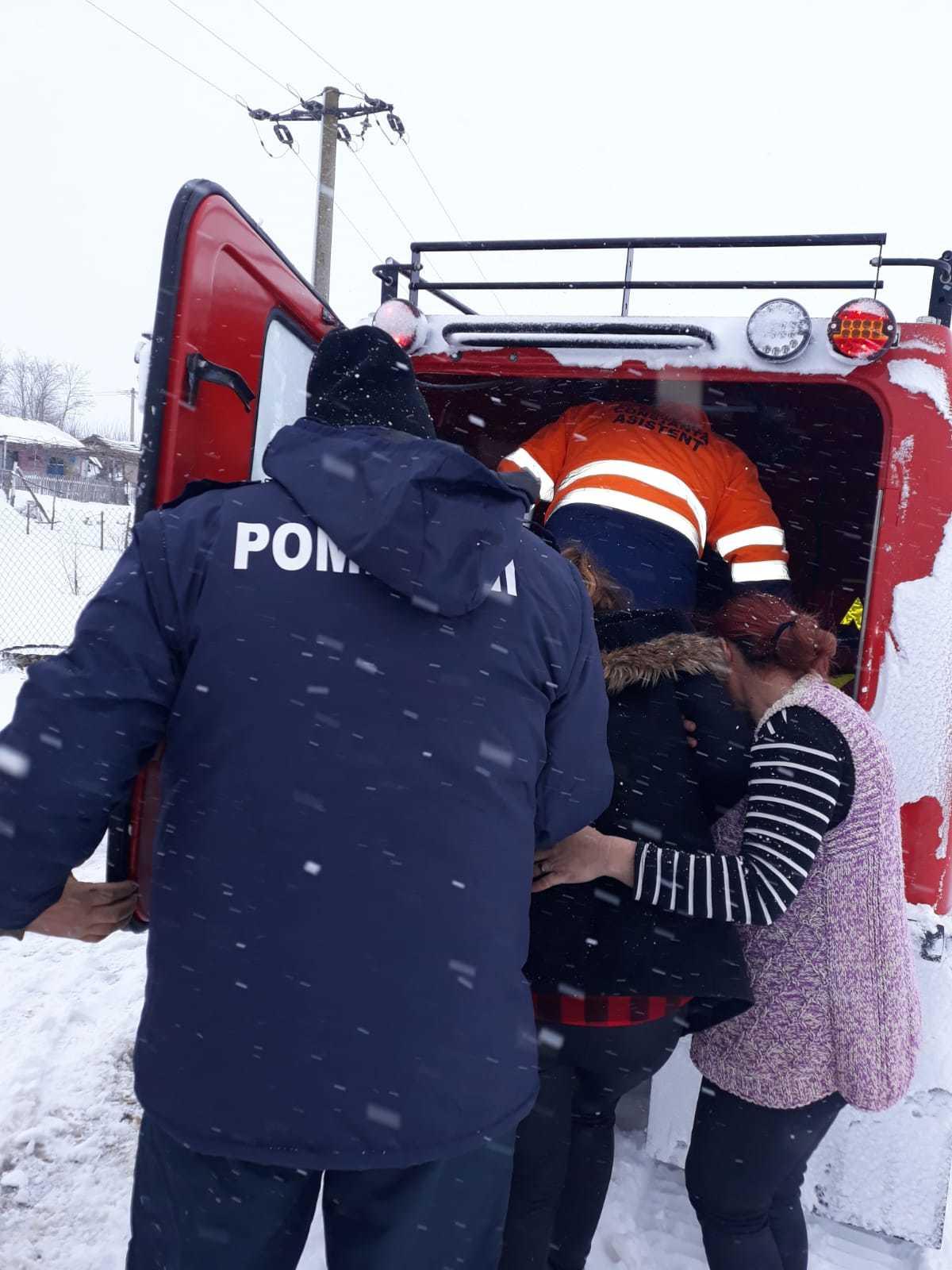 Constanţa: Peste 100 de maşini sunt &icirc;nzăpezite &icirc;n mai multe zone din judeţ