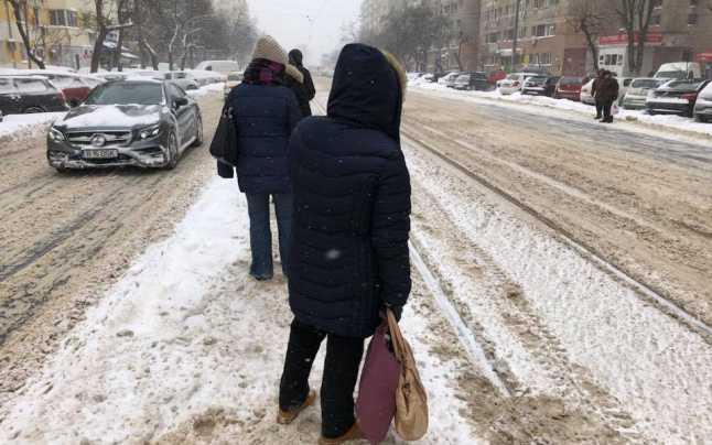 Cinci linii de tramvai, blocate din cauza ninsorii. Primul episod de viscol a dat peste cap transportul &icirc;n comun din București