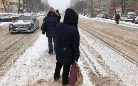 Cinci linii de tramvai, blocate din cauza ninsorii. Primul episod de viscol a dat peste cap transportul în comun din București