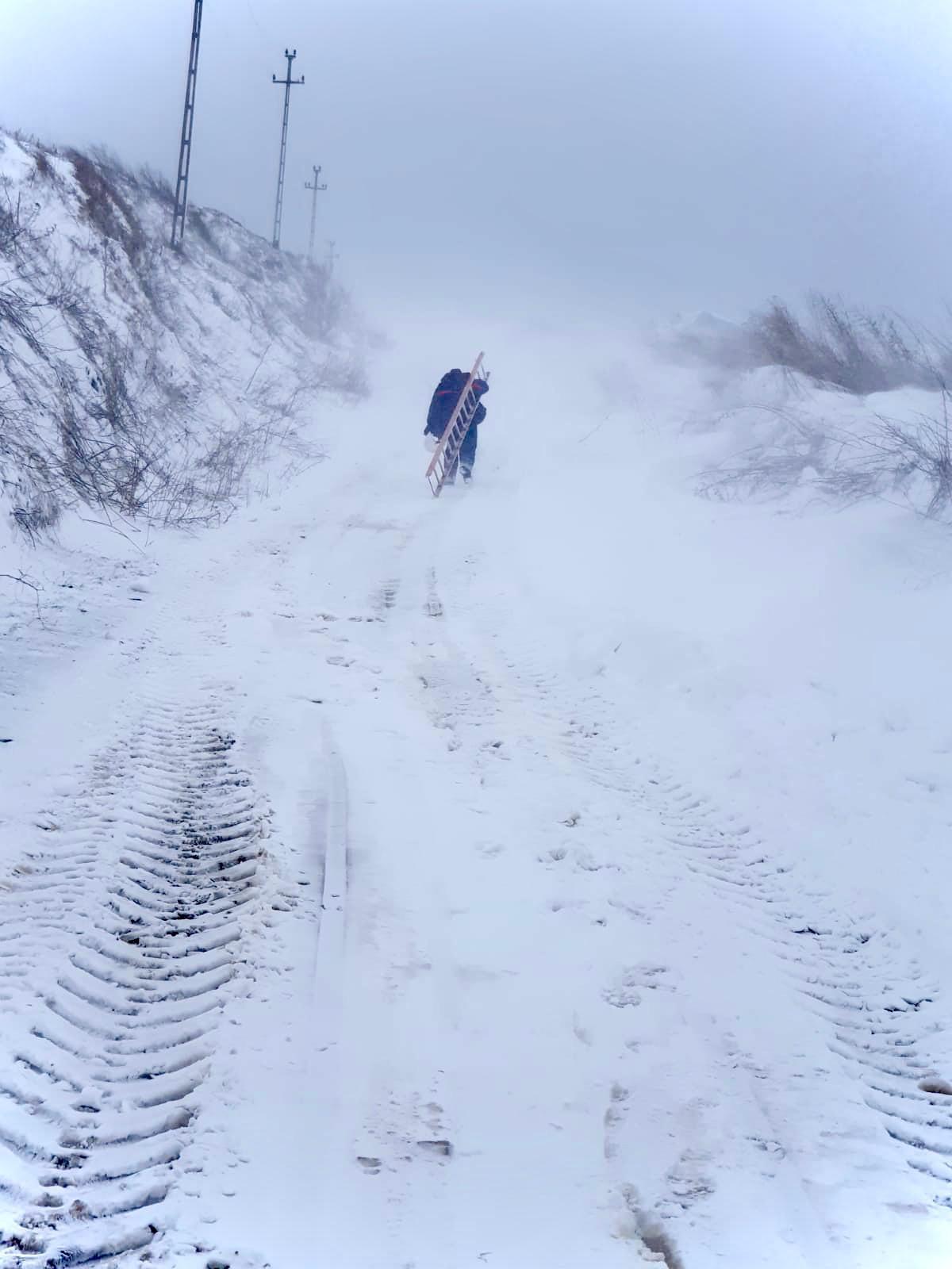 Constanţa: Aproape 18.000 de elevi au rămas acasă din cauza condiţiilor meteorologice nefavorabile / Aproape 40 de localităţi nu au curent electric - FOTO, VIDEO