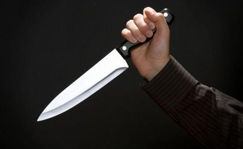 T&acirc;nără de 17 ani &icirc;njunghiată de fostul iubit &icirc;n timp ce era cu actualul prieten