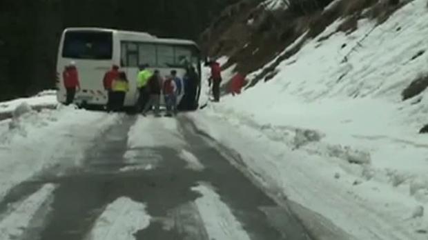 Zăpada creează probleme! Un autocar cu turiști rom&acirc;ni a rămas blocat &icirc;n Bulgaria din cauza nămeților. Ce se &icirc;nt&acirc;mplă la fața locului