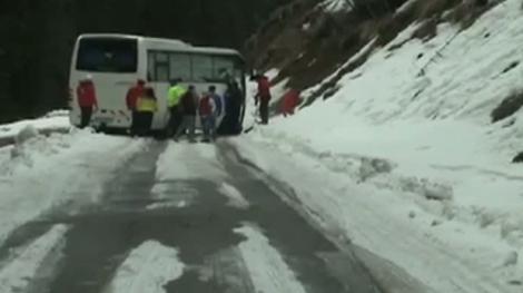 Zăpada creează probleme! Un autocar cu turiști rom&acirc;ni a rămas blocat &icirc;n Bulgaria din cauza nămeților. Ce se &icirc;nt&acirc;mplă la fața locului