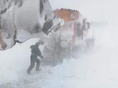 Drum de coșmar pentru dinamoviști! Autocarul echipei, blocat &icirc;n nămeți, s-a ales cu geamurile sparte de utilajele de deszăpezire - Foto, Video