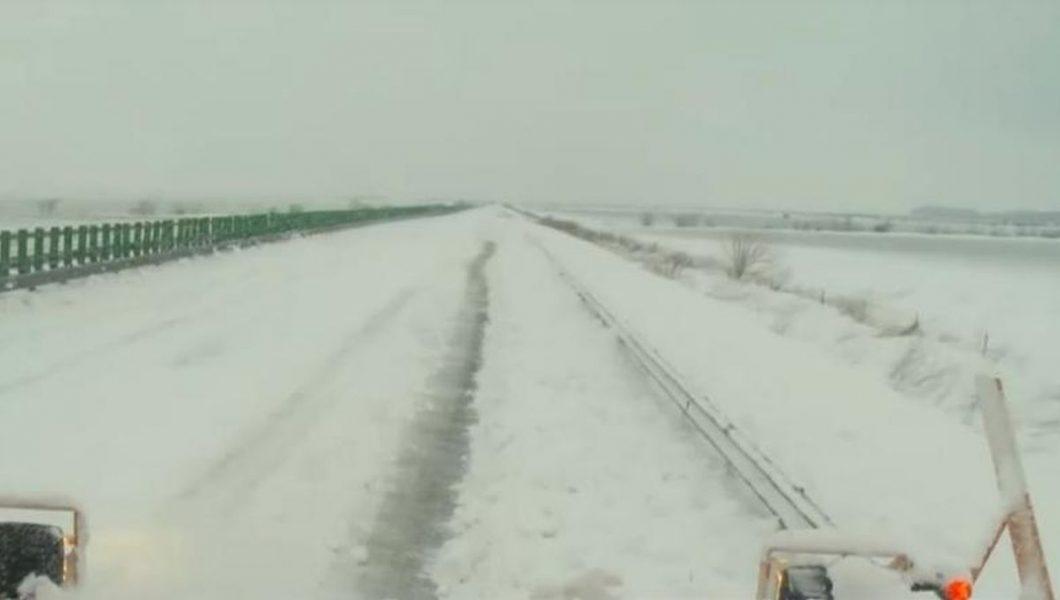 Traficul răm&acirc;ne &icirc;nchis pe Autostrada Soarelui, &icirc;ntre Drajna şi Feteşti. Pe mai multe sectoare de drum din ţară sunt restricţii de circulaţie