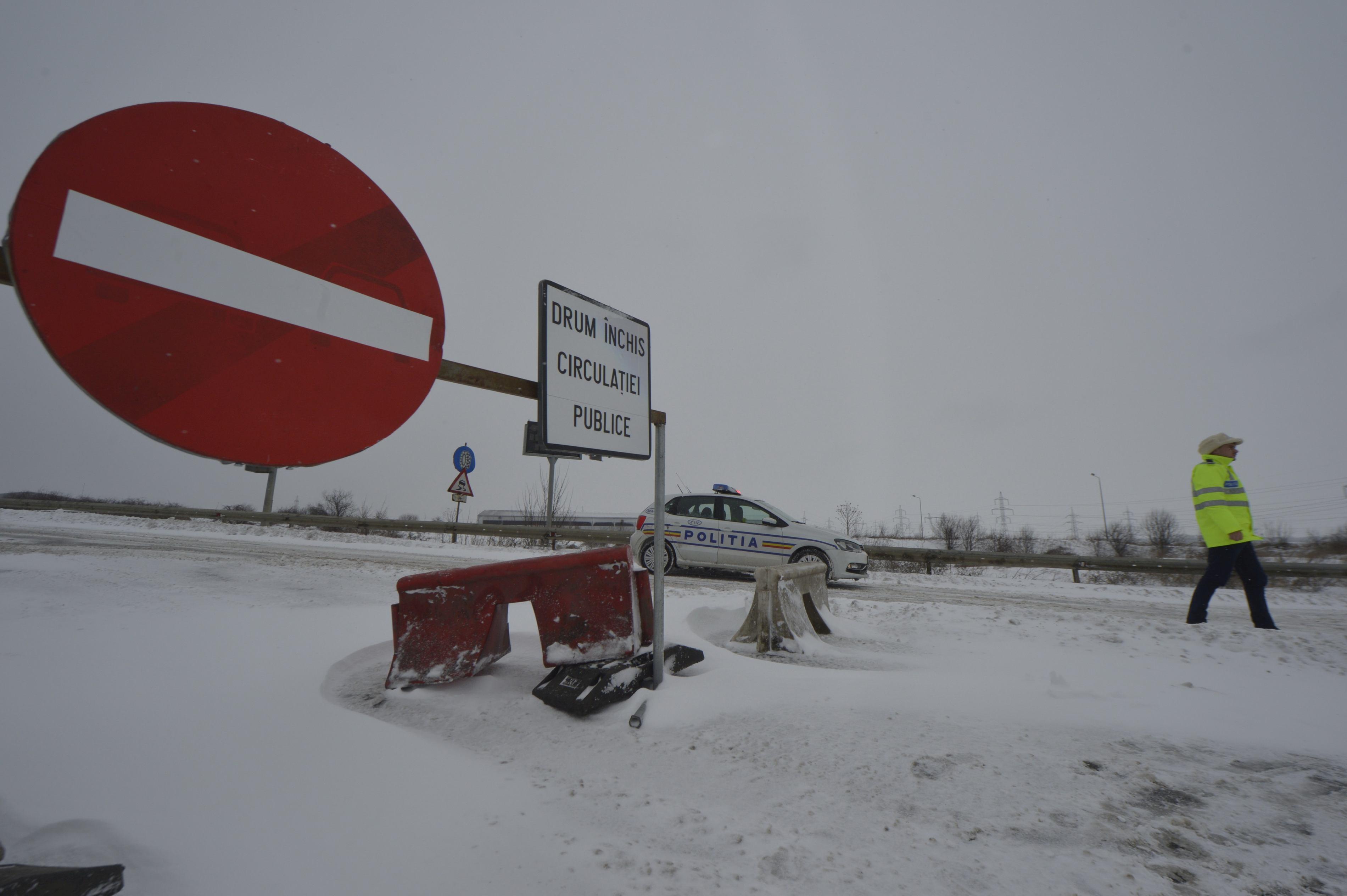 Trei drumuri naționale sunt &icirc;nchise și pe alte șase se mențin restricțiile de circulație