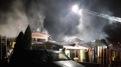 Şase locuinţe din Arad, afectate de un incendiu după explozia unei butelii. Un bărbat a ajuns la spital cu arsuri pe mâini şi pe faţă - FOTO