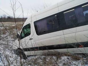 Accident mortal pe un drum județean din Sibiu.  O mașină a intrat &icirc;ntr-un microbuz