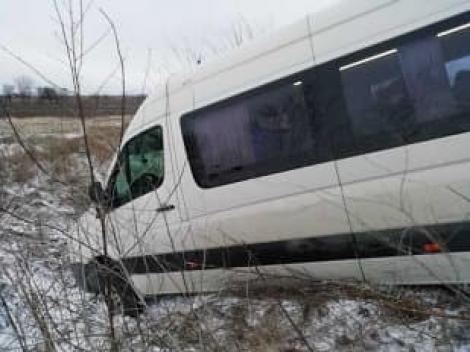 Accident mortal pe un drum județean din Sibiu.  O mașină a intrat într-un microbuz