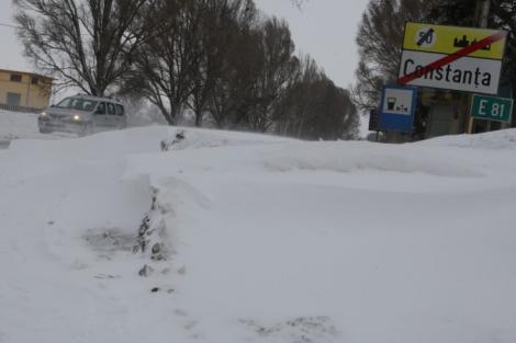 Localități în beznă din cauza viscolului, la Constanța. 40 de școli au fost închise, iar vremea rea continuă