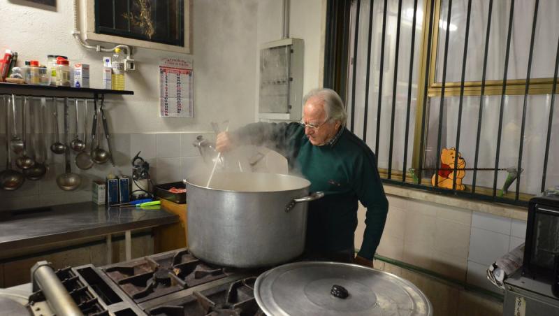 El este Dino, 'Bucătarul săracilor''. Are 90 de ani și găteşte pentru cerșetorii din Roma. Povestea lui e uimitoare!