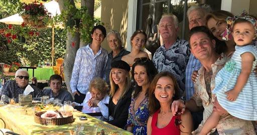 Douglas, o familie bogată dar blestemată. Kirk Douglas &icirc;ncojurat de droguri și tragedii