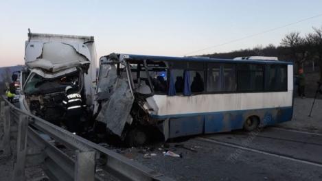 Bistriţa Năsăud: Şapte persoane au fost rănite &icirc;n urma unui accident &icirc;n care au fost implicate un autobuz şi un autotren