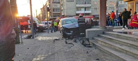 Accident deosebit de grav în Baia Mare. Sunt mai multe victime după ce două maşini s-au izbit într-o intersecţie