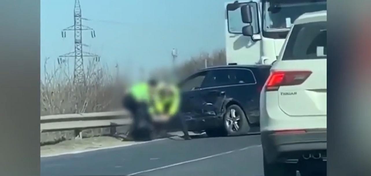 Poliţistă filmată c&acirc;nd loveşte cu piciorul &icirc;n cap un şofer, pe Autostrada Soarelui! Imagini cu puternic impact emoțional | VIDEO