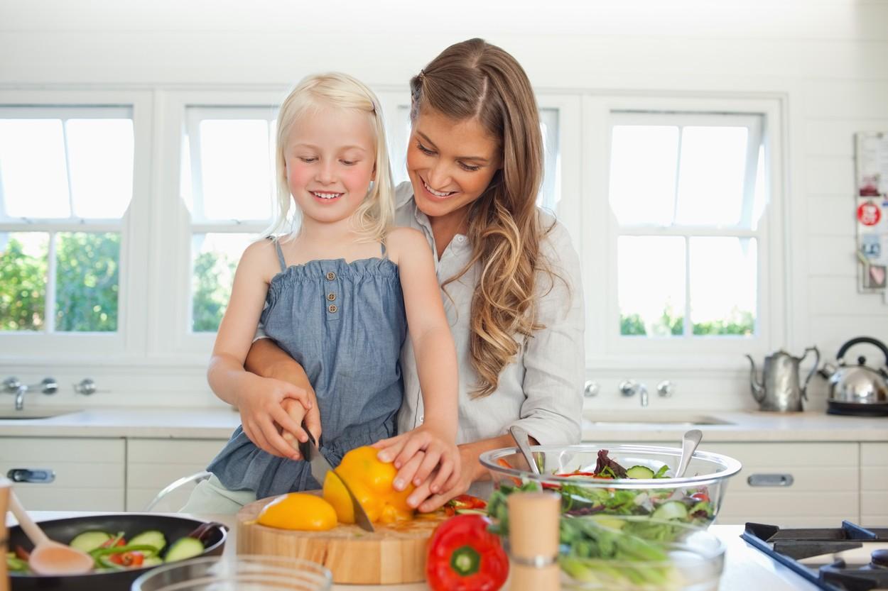 Decizie uriașă pentru părinții care &icirc;și țin copiii acasă, din cauza coronavirusului! Ce ajutor ar putea primi