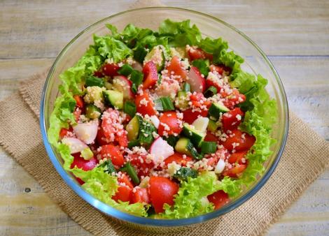 Rețetă de salată combinată, plină de savoare și culoare. Salată de legume și cușcuș