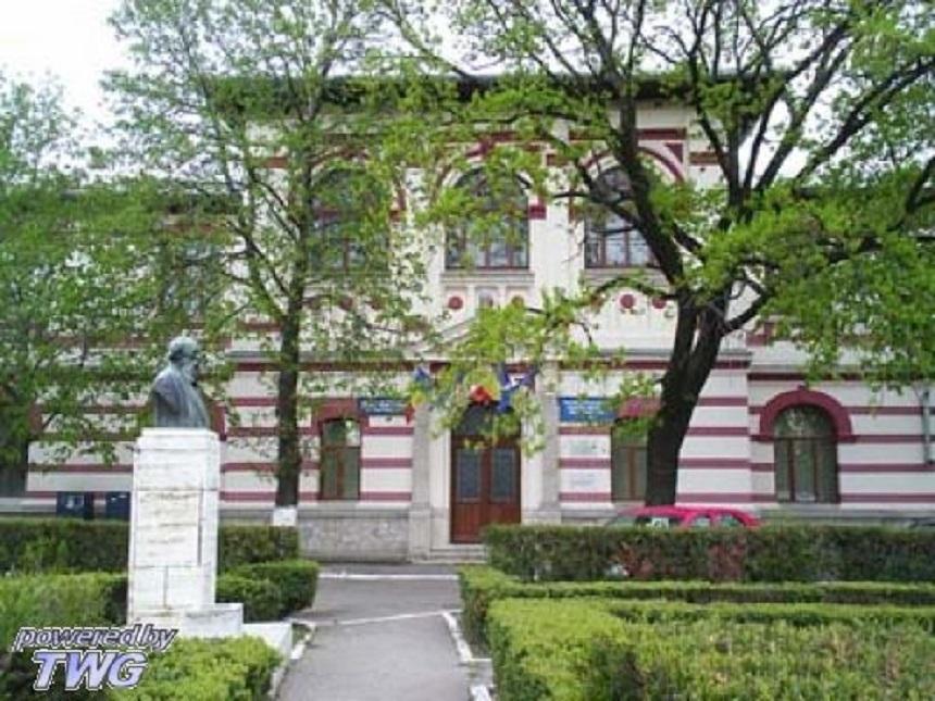 Colegiul "Hasdeu" din Buzău, &icirc;nchis &icirc;ntruc&acirc;t un elev este contact direct al femeii confirmate cu coronavirus, anunţă că profesorii vor lucra cu elevii pe o platformă educaţională