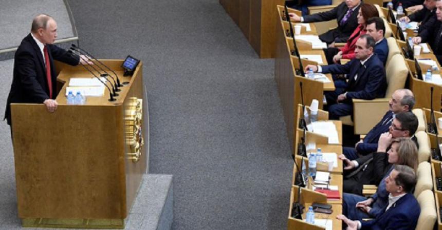 Parlamentul rus &icirc;i permite lui Putin să candideze din nou la preşedinţie &icirc;n 2024; Curtea Constituţională va decide dacă va putea candida, afirmă el