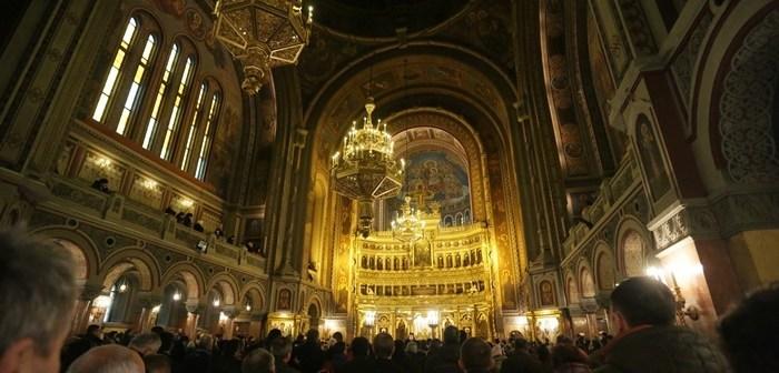 Timişoara: Credincioşii sunt &icirc;ndemnaţi să asculte slujbele din curtea bisericilor, la difuzoare