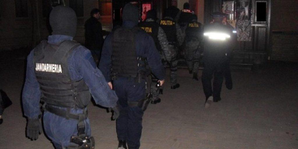 Revoltă &icirc;n Arad. Zeci de persoane refuză să răm&acirc;nă &icirc;n carantină și au blocat pompierii. Mascații au intervenit de urgență