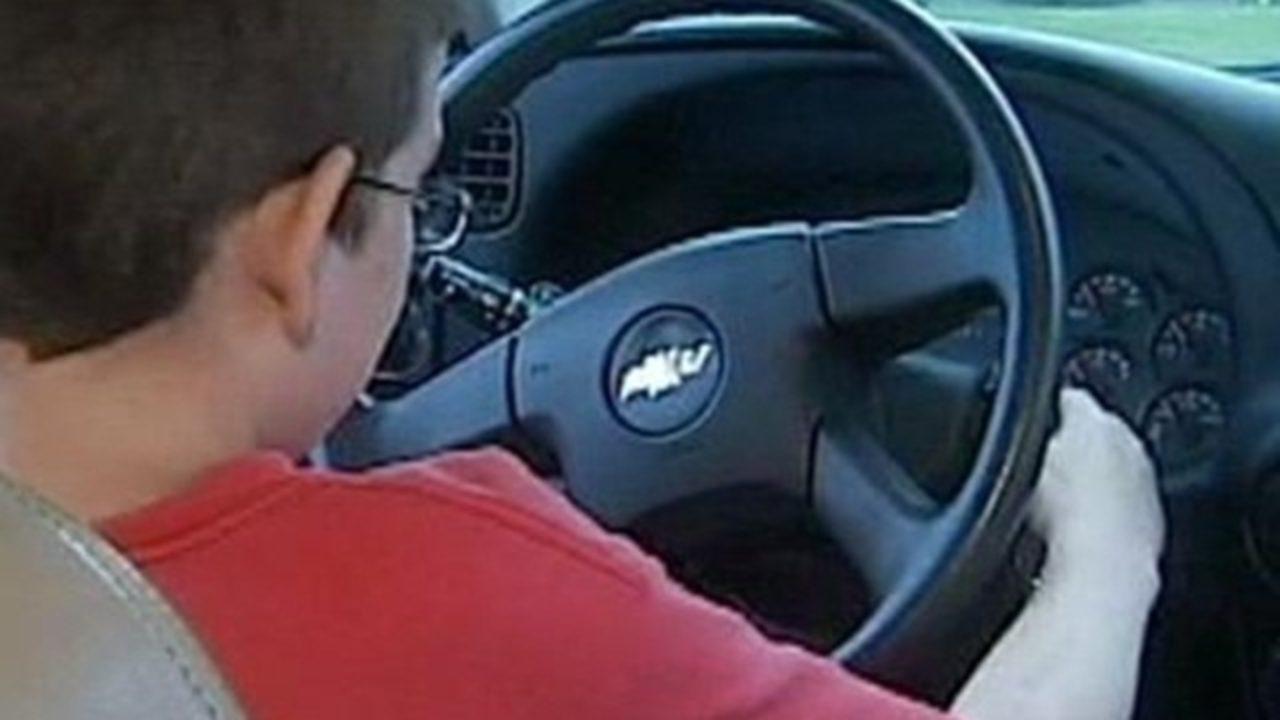 Un copil de 14 ani a fost reţinut după ce a fost prins la volanul unei maşini