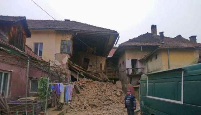 Un bărbat a fost nevoit să iasă pe geam, după ce clădirea din vecinătate s-a prăbușit, bloc&acirc;ndu-i ușa de acces