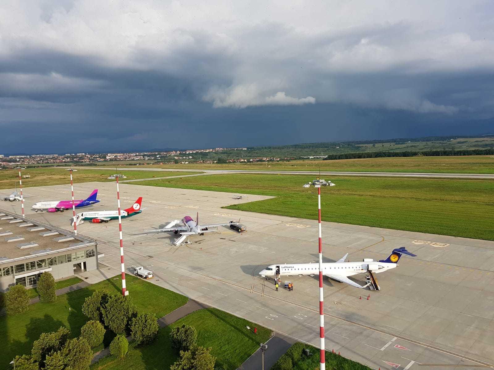 Un avion de la Stuttgart, cu 97 de pasageri, a aterizat pe Aeroportul Sibiu/ Toţi pasagerii vor intra &icirc;n izolare la domiciliu