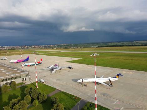 Un avion de la Stuttgart, cu 97 de pasageri, a aterizat pe Aeroportul Sibiu/ Toţi pasagerii vor intra în izolare la domiciliu