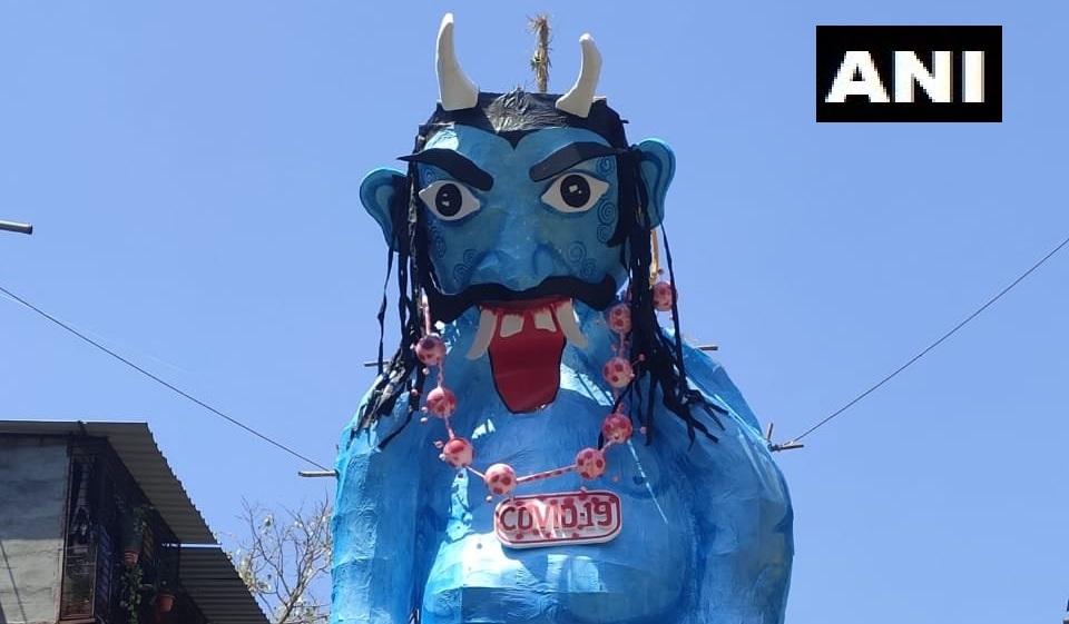 Coronavirus sub formă de păpușă: i-au dat foc la o festivitate  din Mumbai