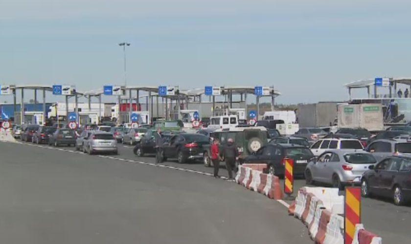 Drama rom&acirc;nilor care așteaptă de 24 de ore, la Nădlac, să intre &icirc;n țară: &bdquo;Am fost goniți din italia. Nu am m&acirc;ncat de ieri"