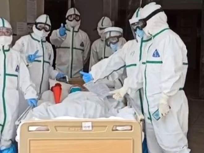 Bătr&acirc;na &icirc;n v&acirc;rstă de 103 ani s-a vindecat complet de coronavirus!! Cea mai v&acirc;rstnică pacientă și secretul acesteia