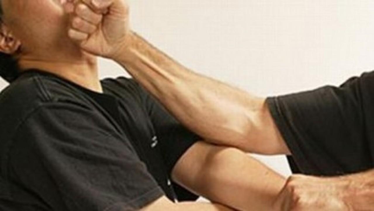 Corecție aplicată de un bărbat, unui vecin care nu a stat izolat la domiciliu, fiind surprins pe stradă