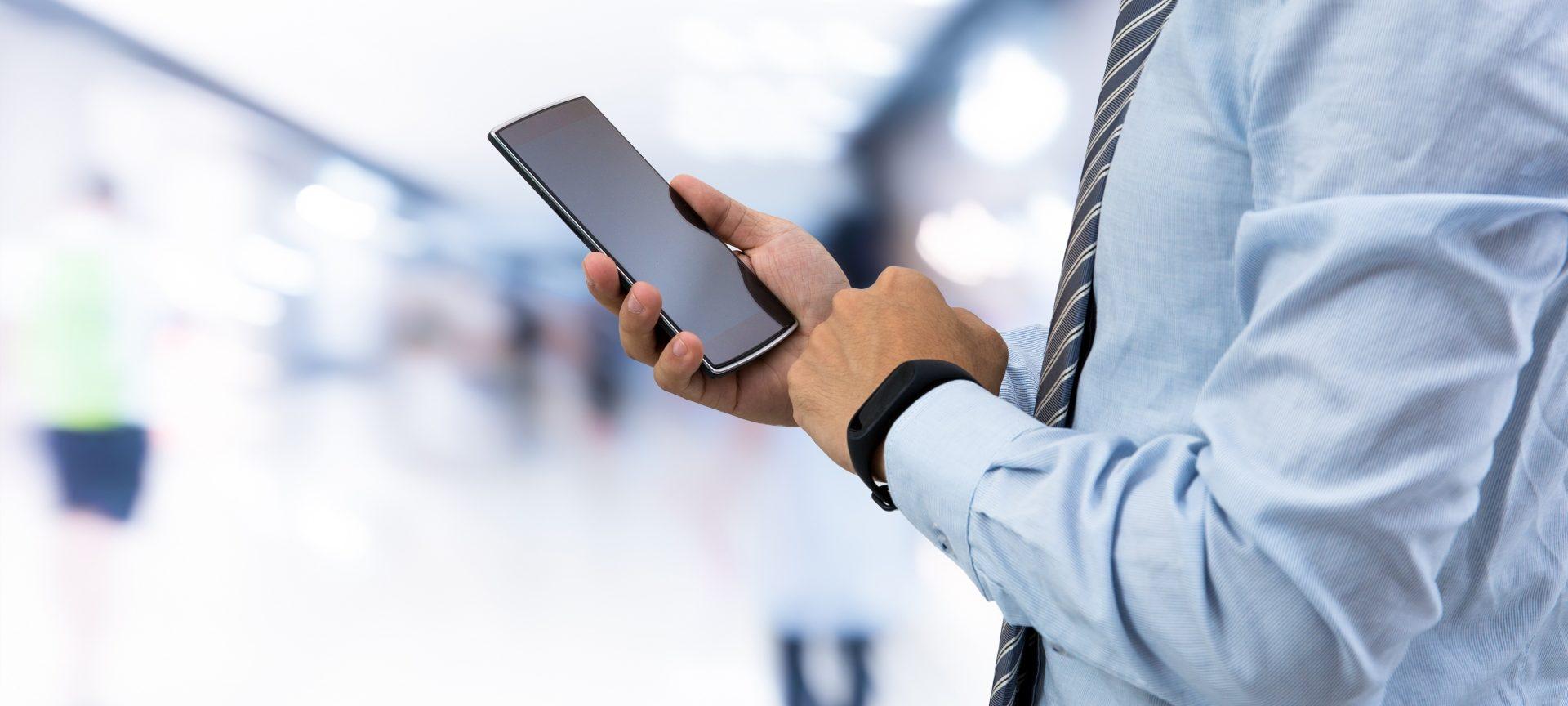 Telefoanele mobile, sursă de contaminare! Cum dezinfectăm corect telefonul, pentru a ne proteja de virusul Covid-19