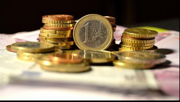 Cotația Euro a explodat pe piața interbancară, după ce Cîțu și-a depus mandatul. Moneda unică ar putea trece de pragul de 5 lei