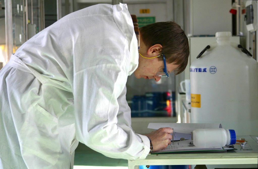 Coronavirusul rezistă mult timp pe plastic. Pe suprafețele din cupru moare după c&acirc;teva ore