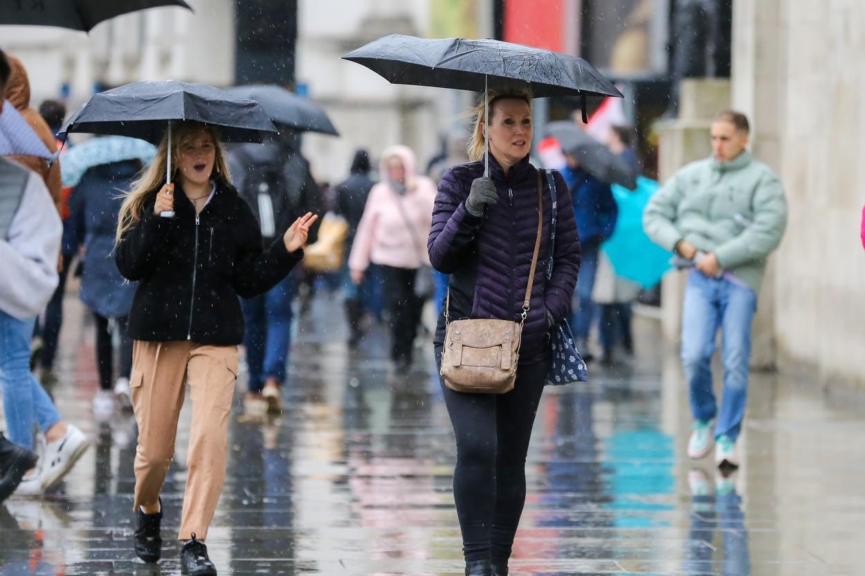 Se strică vremea! Revin ploile! Unde se vor rupe norii, &icirc;n următoarele zile! Ninsori la munte!