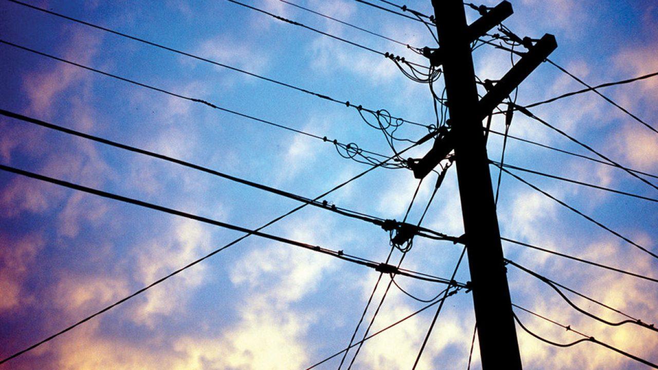 Adolescent de 16 ani, electrocutat după ce s-a urcat pe un st&acirc;lp