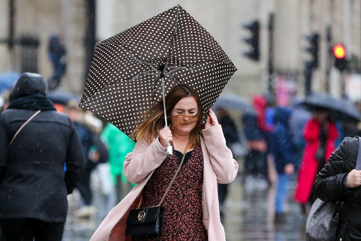 Alertă! Condiții meteo neobișnuite &icirc;n Rom&acirc;nia! Ce se &icirc;nt&acirc;mplă cu vremea, &icirc;n acest weekend, și unde sunt anunțate PLOI