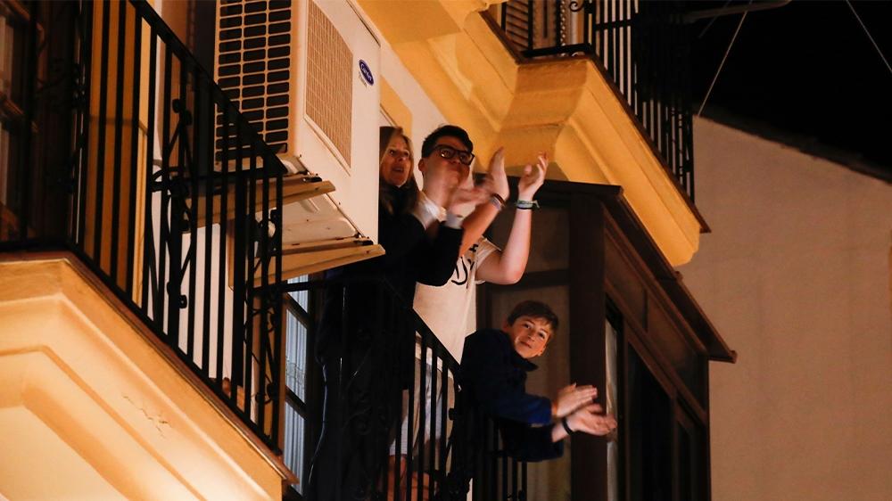 Privește! Coronavirusul NU are voie să ucidă asta! Spaniolii &icirc;n carantină au izbucnit &icirc;n aplauze, pentru eroii care se aruncă &icirc;n prima linie, &icirc;n războiul cu COVID-19! VIDEO