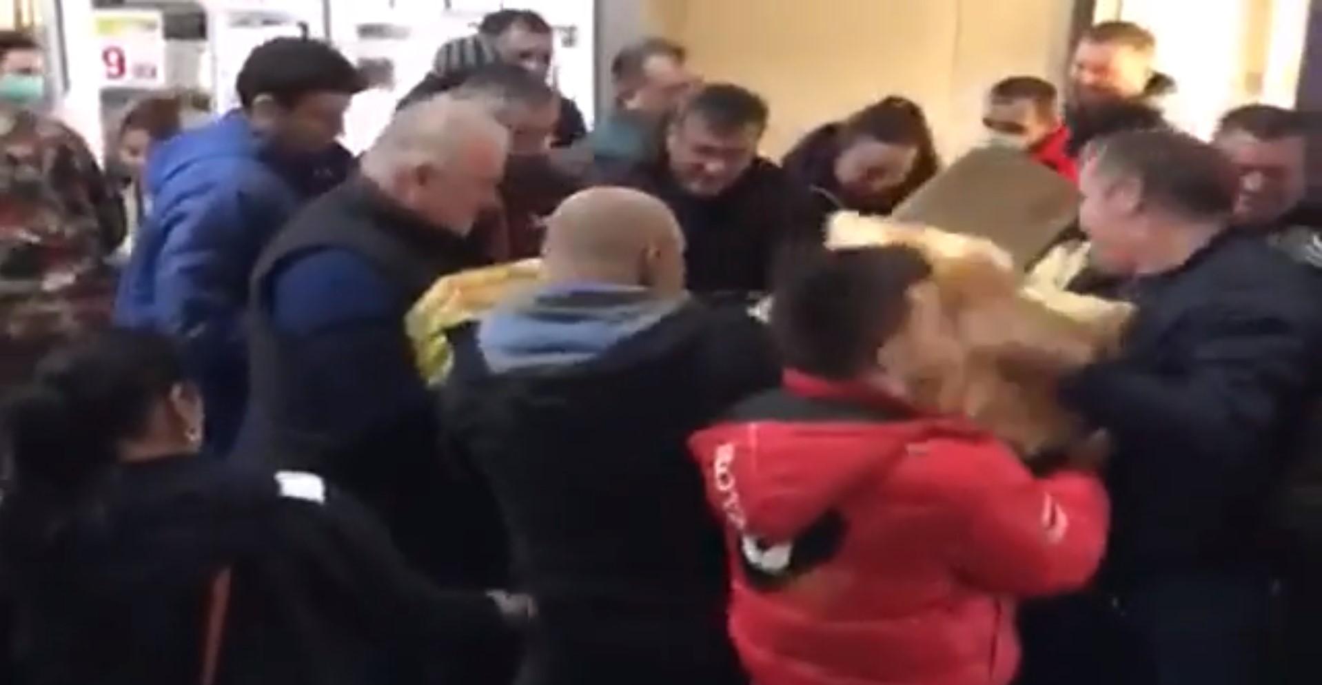 &Icirc;n ce hal am ajuns...S-au bătut pentru un pachet de mălai! Nu e glumă, s-a &icirc;nt&acirc;mplat &icirc;ntr-un magazin din Rom&acirc;nia! Totul a fost filmat: &bdquo;Spălați-vă pe m&acirc;ini, mămăligarilor!&rdquo;