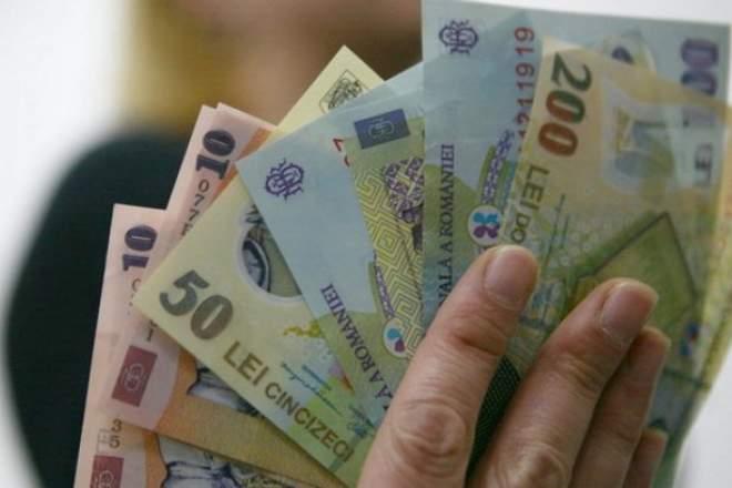Gest nobil: Un bărbat care c&acirc;știgă salariul minim pe economie a găsit 10.000 de lei și i-a predat Poliției