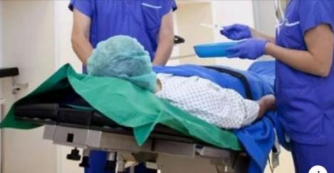 Un pacient diagnosticat cu coronavirus, din București, își scoate masca și îi scuipă pe medicii care îl tratează, ca să-i infecteze!