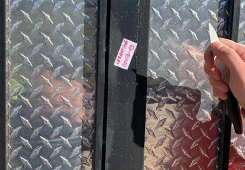 Locuitorii dintr-o comună bihoreană, victimele unei glume proaste, după ce s-au trezit cu autocolante cu mesajul "Carantină COVID-19" lipite pe porţi