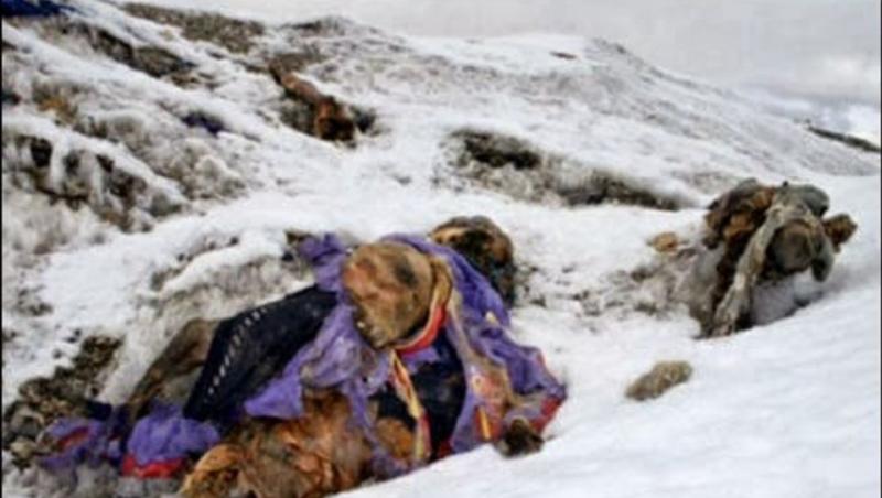 „Cimitirul cadavrelor fără morminte”. Calea spre vârful Everest: Corpurile înghețate ale alpiniștilor marchează drumul